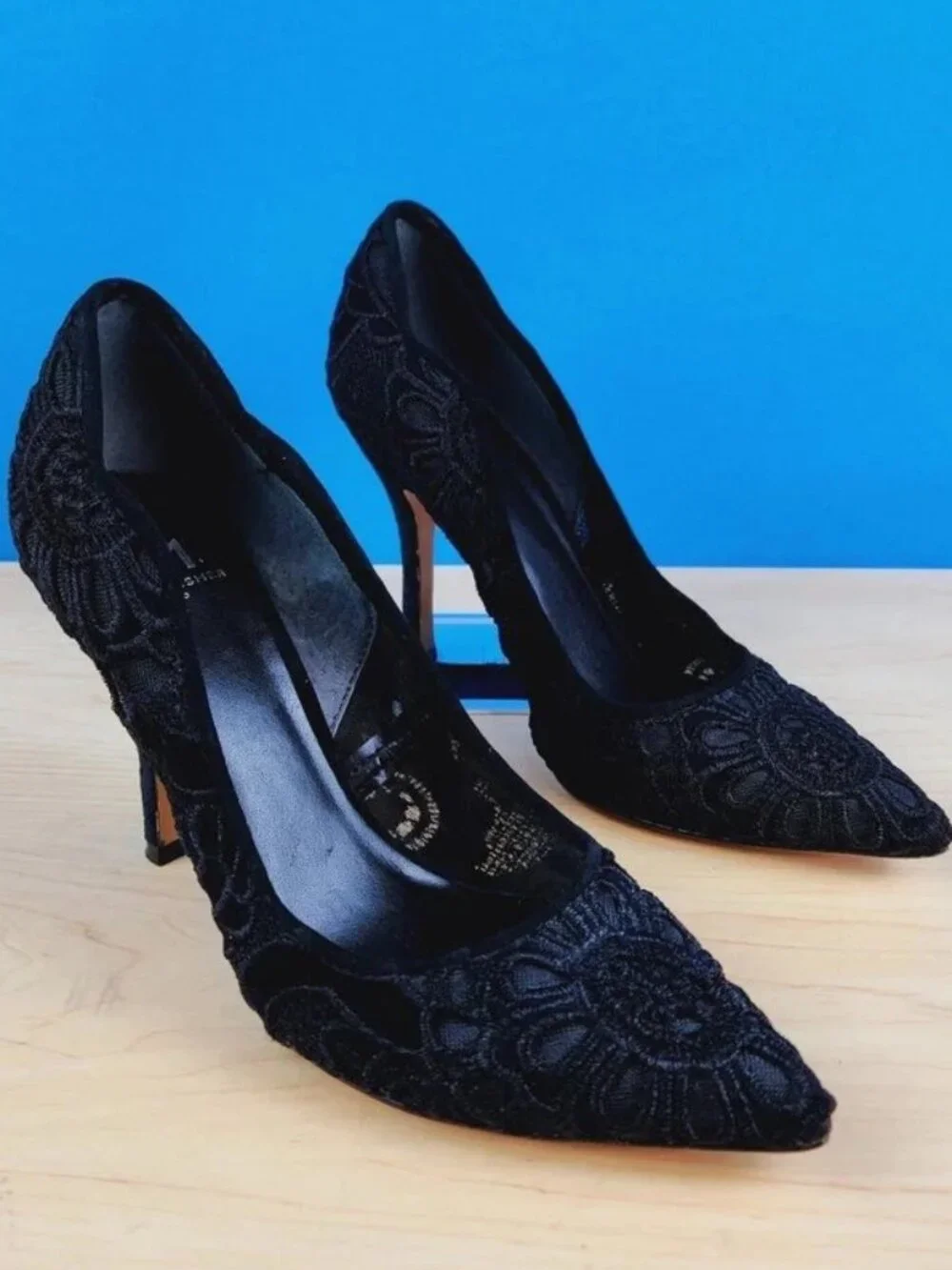 Marc Fisher LTD Black Velvet Floral Embroidered Pointed Toe Pumps Womens Sz 6.5